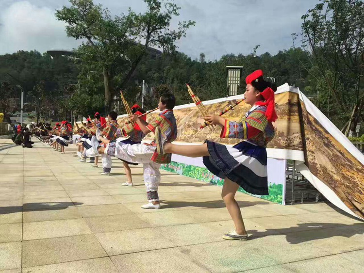 海譽(yù)科創(chuàng)回轉(zhuǎn)火鍋設(shè)備長街宴項目
