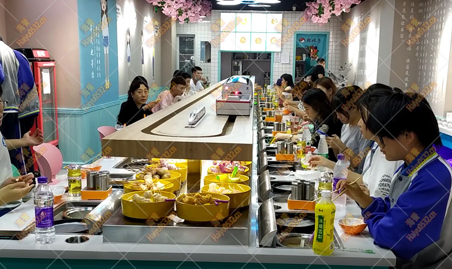 學校食堂開了一家回轉(zhuǎn)小火鍋  學生：再也不點外賣了！