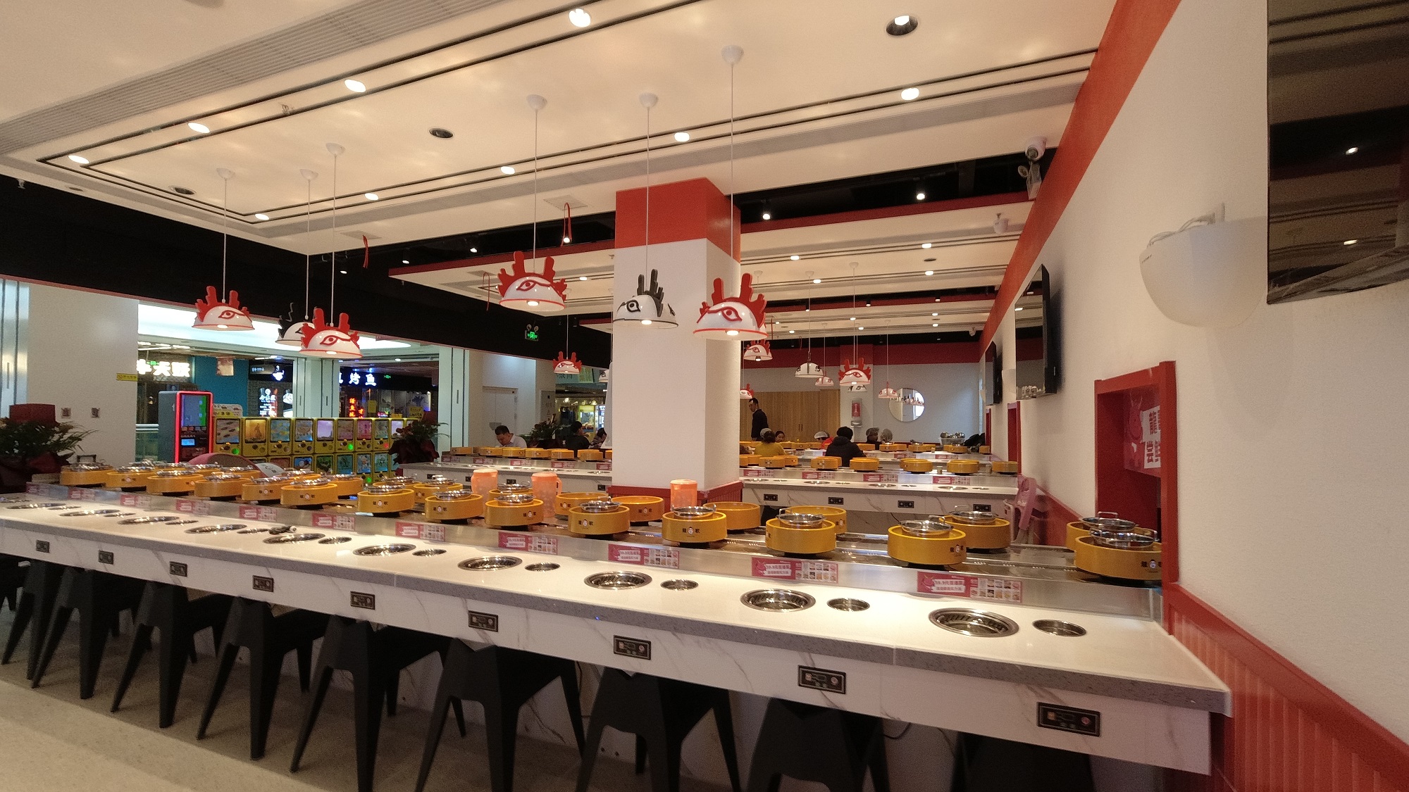 都是回轉(zhuǎn)模式，回轉(zhuǎn)壽司與旋轉(zhuǎn)小火鍋各有什么亮點？