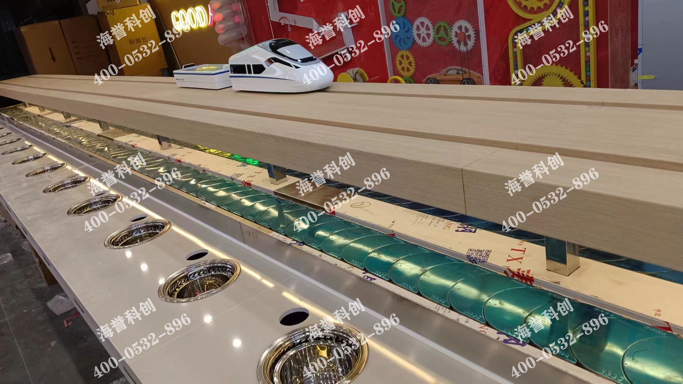 海譽(yù)科創(chuàng)河南鶴壁單涮無(wú)煙小火鍋設(shè)備搭載智能送餐小火車(chē)安裝完成