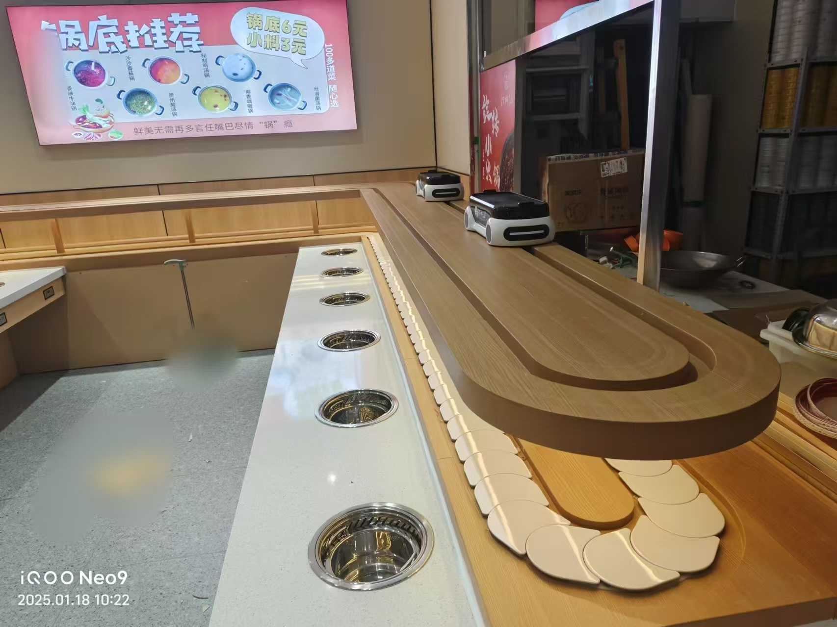 海譽(yù)科創(chuàng)河北單涮無(wú)煙小火鍋配置智能送餐小火車(chē)安裝完成
